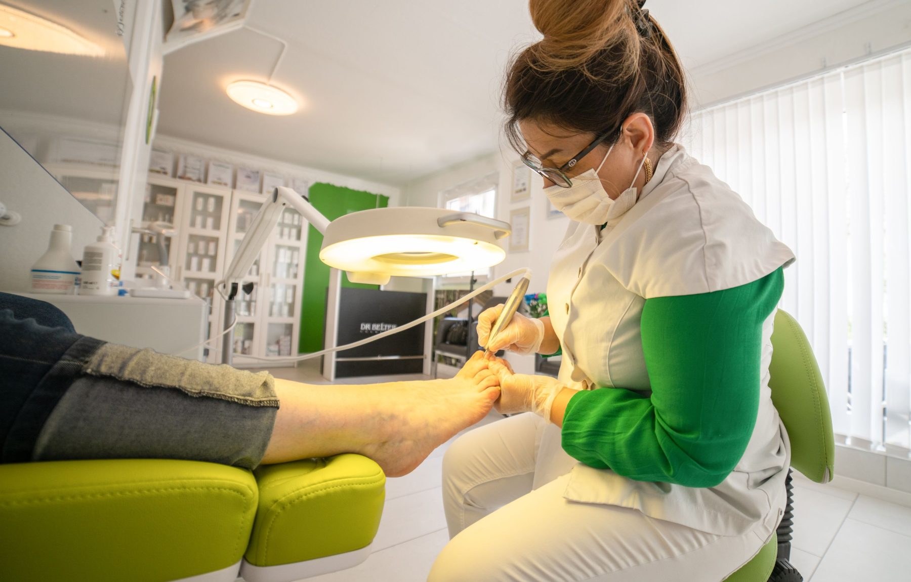 Podologin behandelt die Fuesse einer Patientin in der Praxis Podologie Neuberg