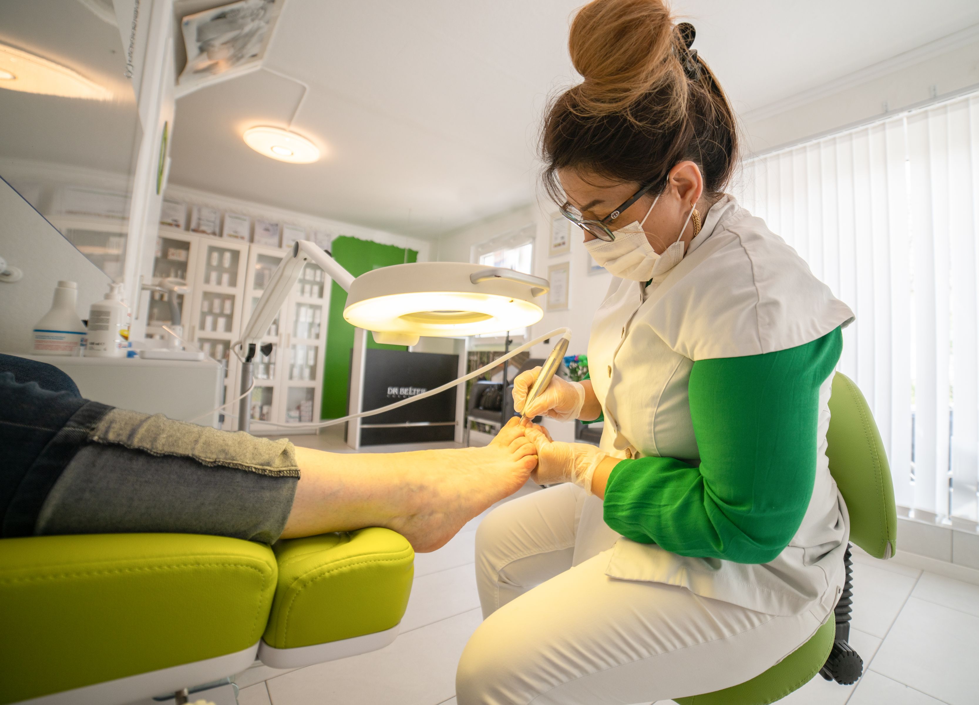 Podologin behandelt die Füße einer Patientin in der Praxis Podologie Neuberg