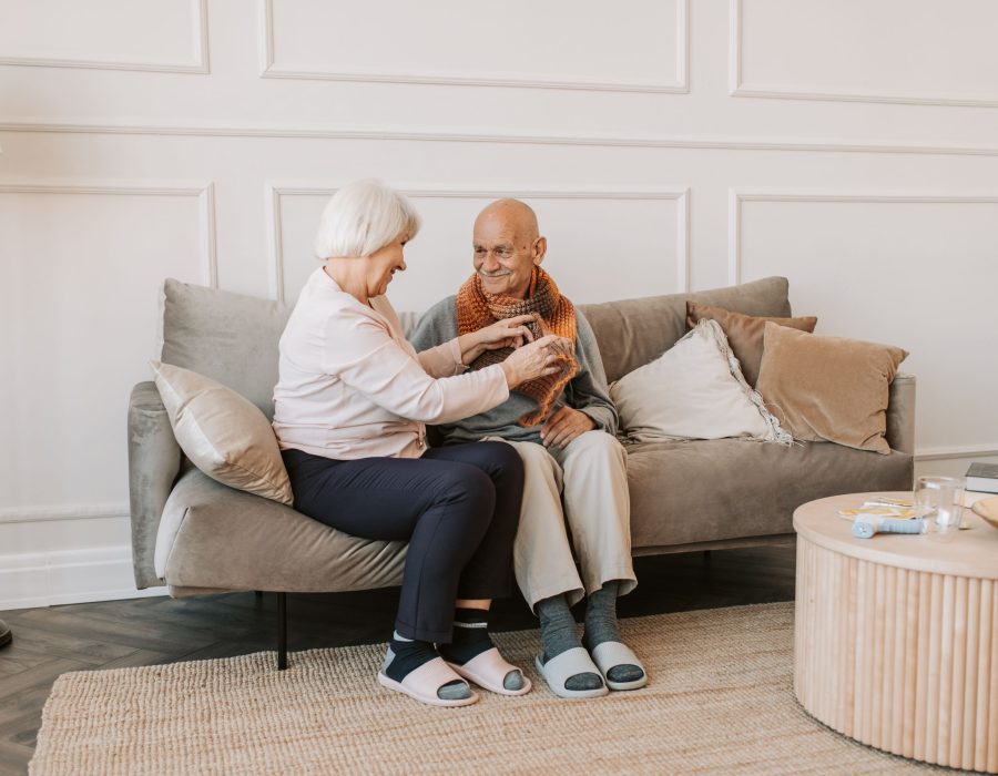 Aeltere Patientin und Pflegeperson bei einem mobilen Hausbesuch